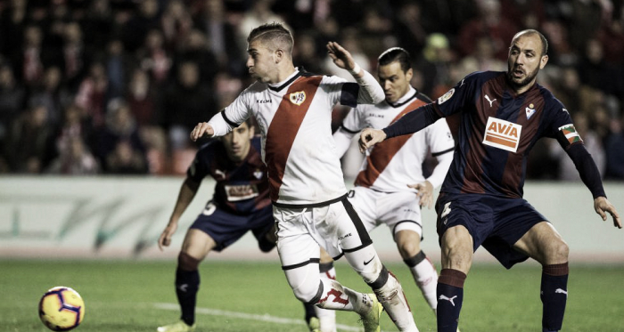 Embarba remata el balón que acabaría en gol | Fotografía: LaLiga