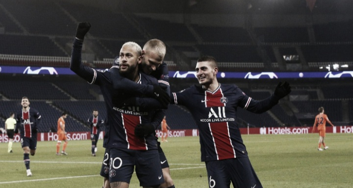 Em partida marcada por protesto contra racismo, PSG goleia Istanbul Basaksehir com show de Neymar