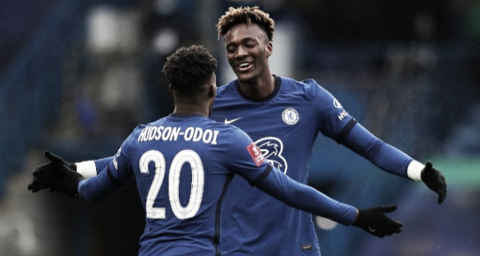 Abraham faz hat-trick, Chelsea vence Luton Town e avança na Copa da Inglaterra