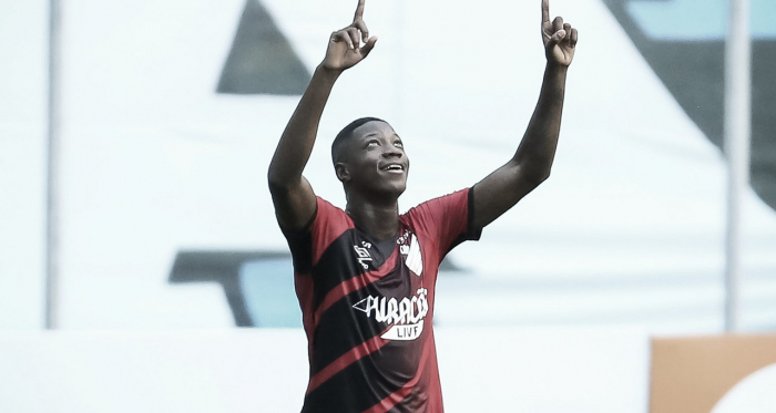 Athletico faz bom jogo, vence Grêmio e mantém 100% no Brasileirão