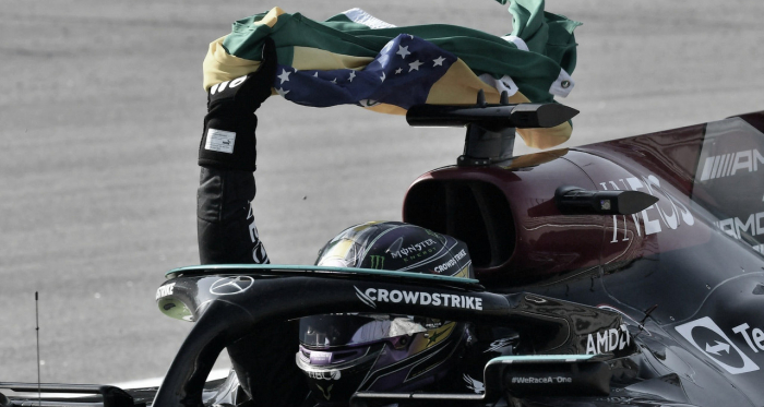 É o patrão! Hamilton ergue bandeira do Brasil e repete gesto de Senna