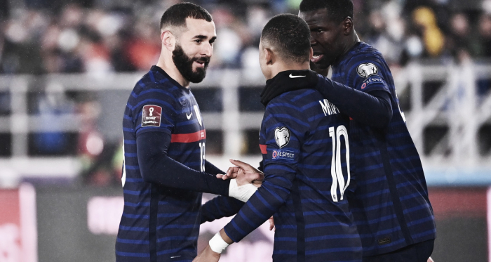 Com gols de Benzema e Mbappé, França vence e tira chances da Finlândia de ir à Copa