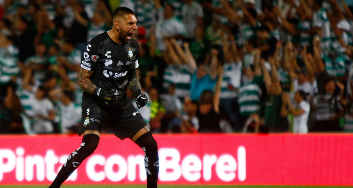 'SpiderMan' celebró la goleada obtenida ante el equipo de su samores. (Foto: Santos Laguna)