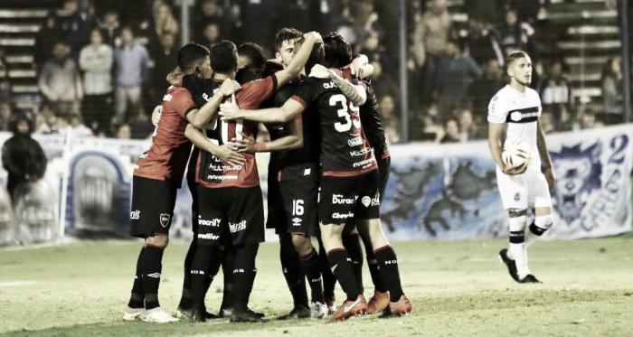 El festejo del equipo tras el gol del capitán Maximiliano Rodríguez en el partido de ida.