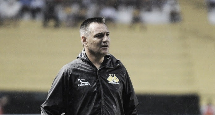 Treinador falou sobre a dificuldade da equipe em aproveitar as chances (Foto: Caio Marcelo/Criciúma)