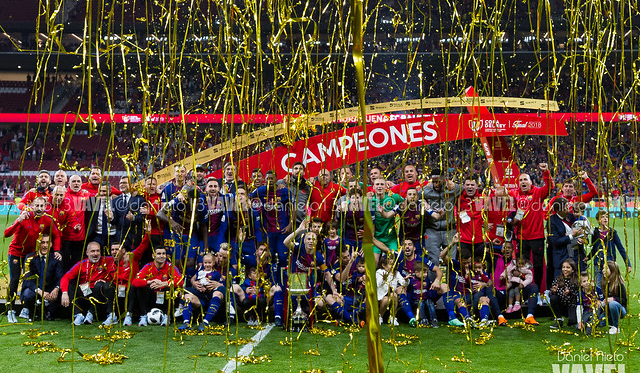 Los jugadores del Barça levantando la última Copa del Rey | Foto: Noelia Déniz (VAVEL)
