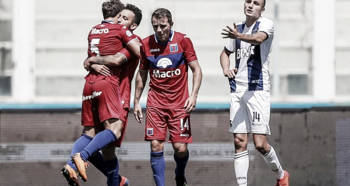 Ortíz abraza a Menossi, junto a Montillo. Tigre se está acostumbrado a ganar y jugar como la situación amerita (Foto: Olé).