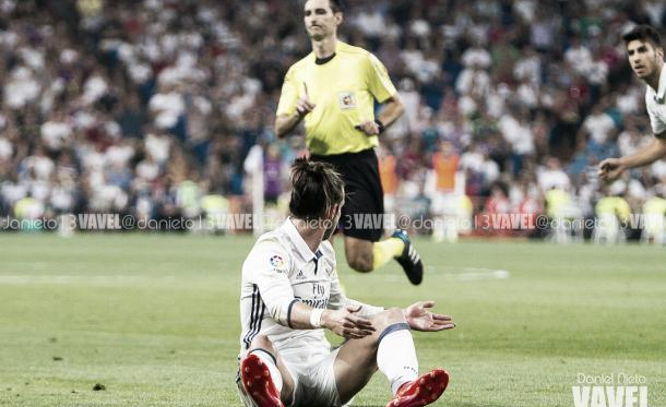 De Burgos Bengoetxea negando una acción a Bale | Fotografía: Daniel Nieto