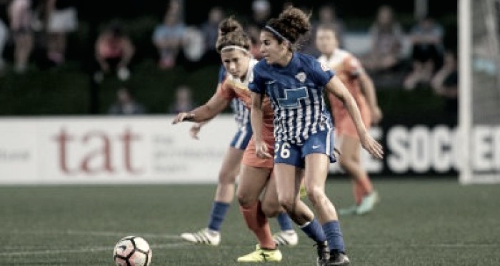 Angela Salem plays the ball against the Houston Dash. | Photo: bdz sports