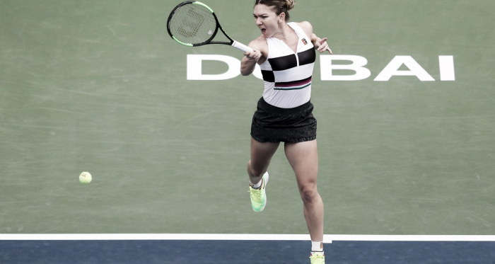Halep buscando atacar con ese drive | Foto: WTA