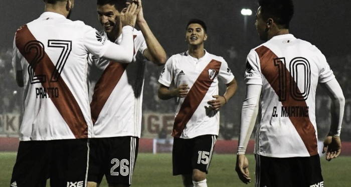 Pratto fue una de las figuras del partido. Celebran junto a él Nacho, Palacios y Pity. Foto: Diario Chaco.