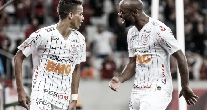 Corinthians volta a apresentar problemas, porém vence Athetico fora de casa