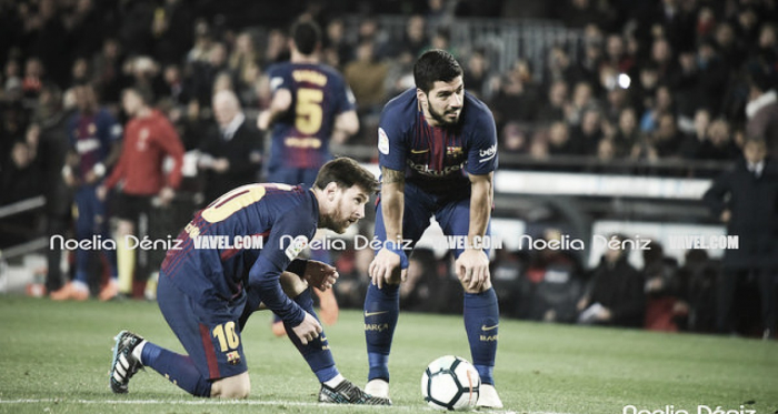 Messi y Suárez se disponen a lanzar una falta | Foto: Noelia Déniz, VAVEL