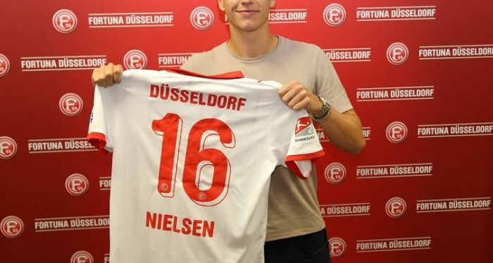 Havard Nielsen poses with his new Fortuna Düsseldorf shirt. | Photo: Fortuna Düsseldorf.