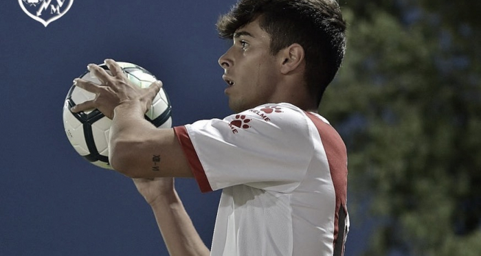 Mario Hernández a punto de realizar un saque de banda | Fotografía: Rayo Vallecano S.A.D.