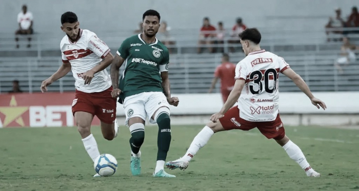 Goiás vence CRB nos acréscimos e segue vivo na luta pelo acesso