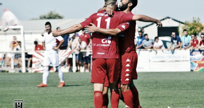 Paco Tomás celebra su gol ante el Castuera junto a Joaqui Flores.<div> Foto: Mérida AD.<div><br></div></div>