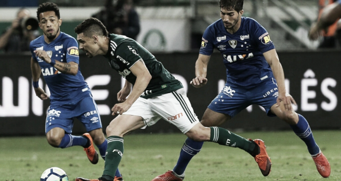 Lucas Silva, Rafinha e Moisés, disputando uma bola no jogo de ida (Foto: Fabio Menotti/Divulgação/Ag Palmeiras)