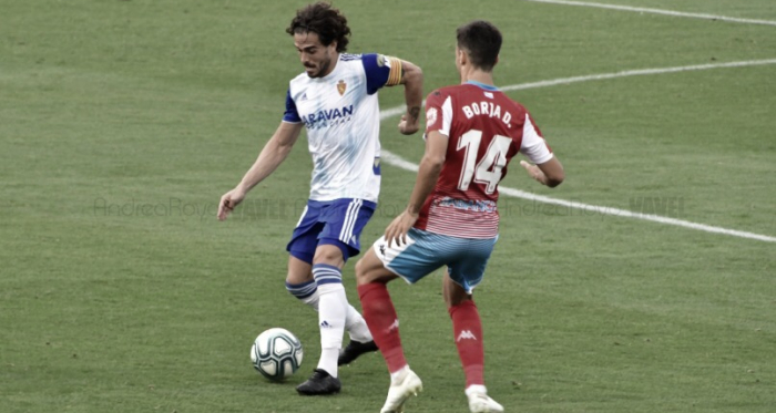 Javi Ros protegiendo el balón en el encuentro frente al Lugo/ Fto: Andrea Royo VAVEL 