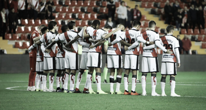 Jugadores del Rayo Vallecano guardando un minuto de silencio | Fotografía: Ricardo Grande (VAVEL)