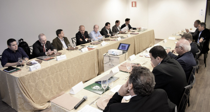 Reunião entre representantes dos clubes da Primeira Liga, na Sede Administrativa do América-MG (Foto: Daniel Hott / América)