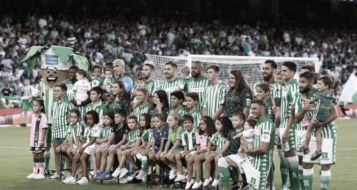 Fotografía de grupo antes del Betis - Valladolid | Fotografía: Manuel Jesús Pérez (Onda Bética)