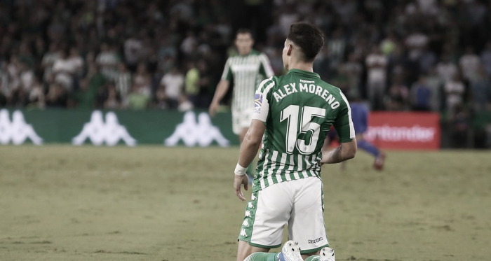 Álex Moreno sobre el verde | Fotografía: Manuel Jesús Pérez (Onda Bética)