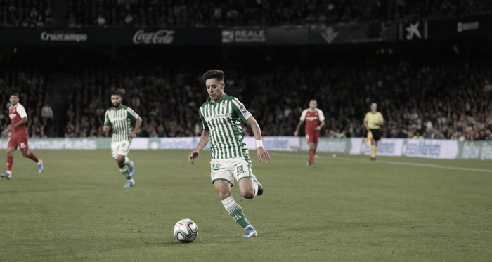 Álex Moreno conduciendo el esférico | Fotografía: Manuel Jesús Pérez (Onda Bética)