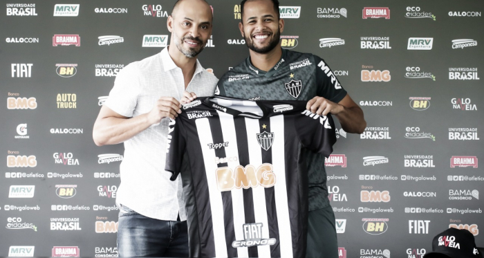Geuvânio ao lado de Marques, diretor de futebol do Galo (Foto: Bruno Cantini / Atlético)