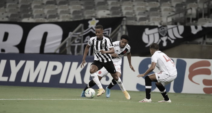 Atlético-MG massacra no primeiro tempo, goleia Vasco e
se isola na liderança