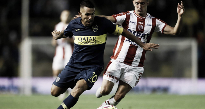 Tévez enganchando ante la presión de Pittón. Foto: Twitter oficial de Boca Juniors.