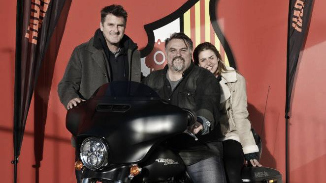 Mr. Clifton Onolfo y Mr. Curt Onalfo con una moto del nuevo patrocinador, Harley Davidson. Foto: CF Reus