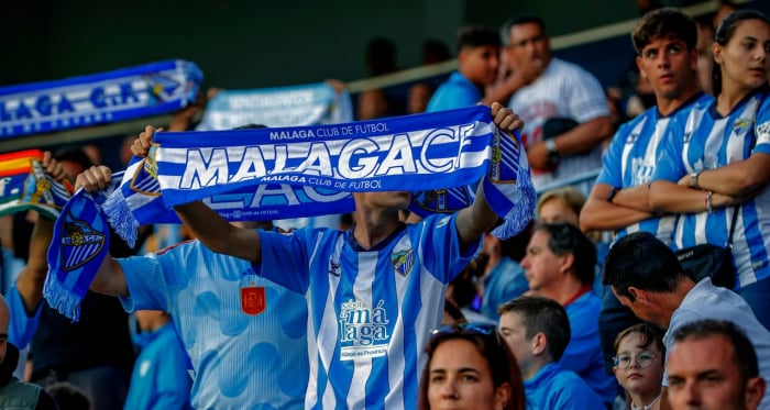 El Málaga CF escoltado por su afición