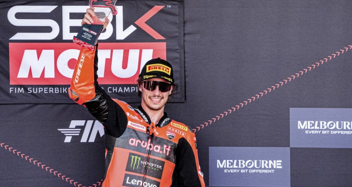 Nicoló Bulega firma un triplete de victorias en Cremona