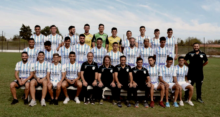 El plantel de Argentino de Merlo, en la presentación de la camiseta que utilizarán ante River por Copa Argentina, Foto: Facebook de Argentino de Merlo.
