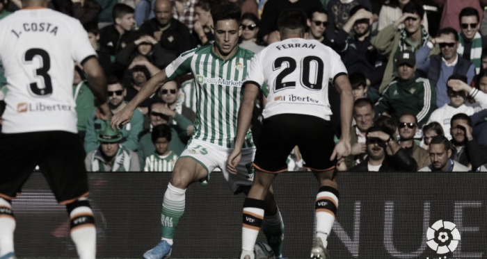 Álex Moreno tratando de desbordar a Ferrán Torres | Fotografía: LaLiga