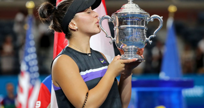 Bianca Andreescu kisses her hard-fought trophy | Photo: Elsa/Getty Images via Zimbio
