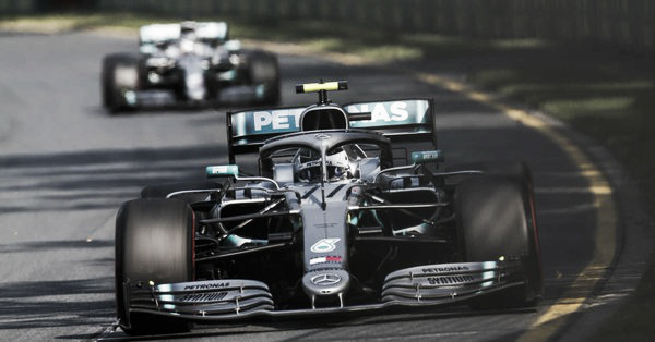 Bottas liderando y más atrás aparecía Hamilton | Foto: Fórmula 1