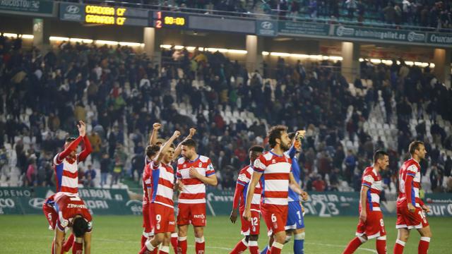 Los jugadores del Granada C.F. celebran la victoria sobre el césped del Arcángel. Foto: LaLiga