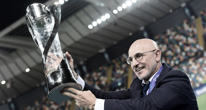Luis De La Fuente con el trofeo / FOTO: UEFA