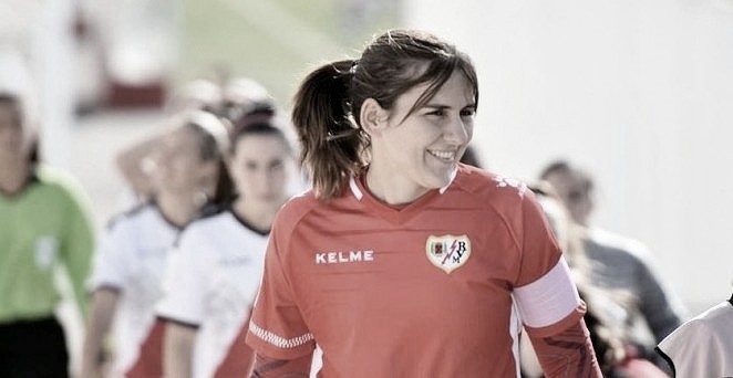Alicia Gómez portando el brazalete | Fotografía: Rayo Vallecano S.A.D.