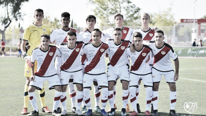 Formación del Juvenil A antes de un partido | Fotografía: Rayo Vallecano S.A.D.