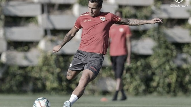 Óscar Trejo a punto de golpear el esférico | Fotografía: Rayo Vallecano S.A.D.