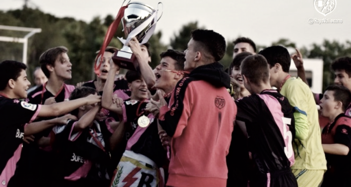 Jugadores del Infantil A levantando el trofeo | Fotografía: Rayo Vallecano S.A.D.