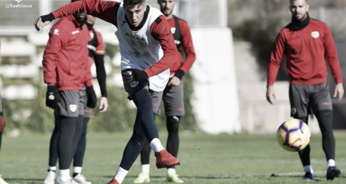 Santi Comesaña golpeando el esférico | Fotografía: Rayo Vallecano S.A.D.