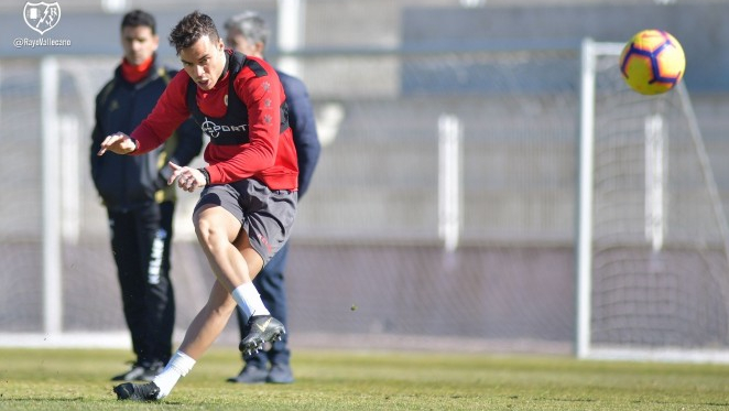 Raúl de Tomás lanzando un balón | Fotografía: Rayo Vallecano S.A.D.
