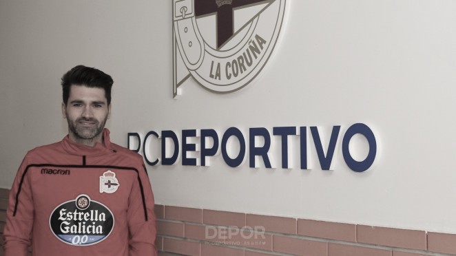 Vítor Silva posando con el escudo del Deportivo // RCDeportivo
