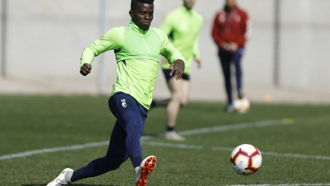 Azeez en el entrenamiento. Foto: Pepe Villoslada - Granada CF