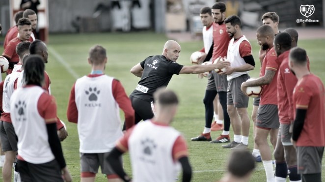 Paco Jémez dando instrucciones | Fotografía: Rayo Vallecano S.A.D.