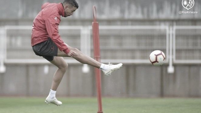 Franco Di Santo golpeando el esférico | Fotografía: Rayo Vallecano S.A.D.